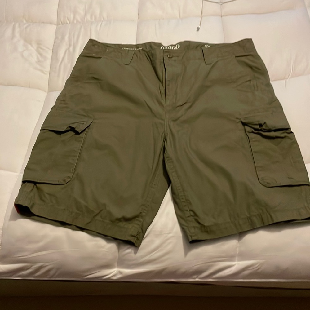 Roundtree & Yorke 9” Cargo Shorts
